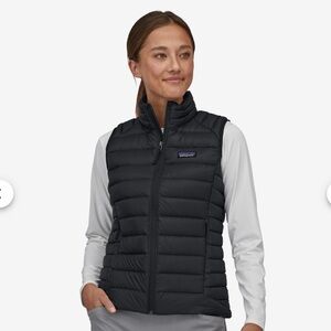 Patagonia LIGHT GRAY women’s down vest.